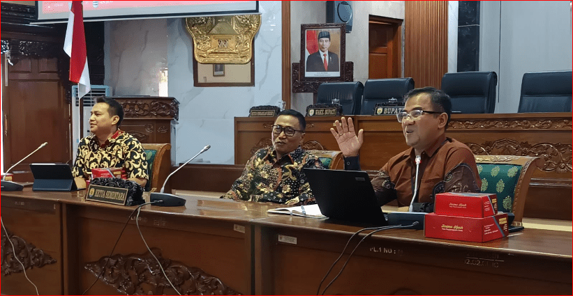 Ketua DPRD Kab Grobogan sementara Agus Siswanto (tengah) didampingi narasumber